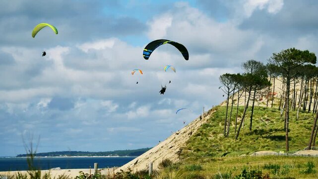 11.05.2026, Dune du Pilat, Frankreich. Paraglider an der D&uuml;ne, beliebte Sportart.