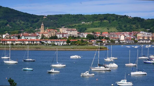 10.05.2026, Hondarribia - Spanien. Blick auf die Stadt von Hendaye in Frankreich aus.