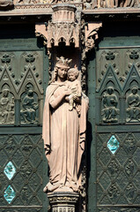 Obraz premium Talla de la Virgen María en la fachada de la catedral de Estrasburgo, Alsacia, Francia