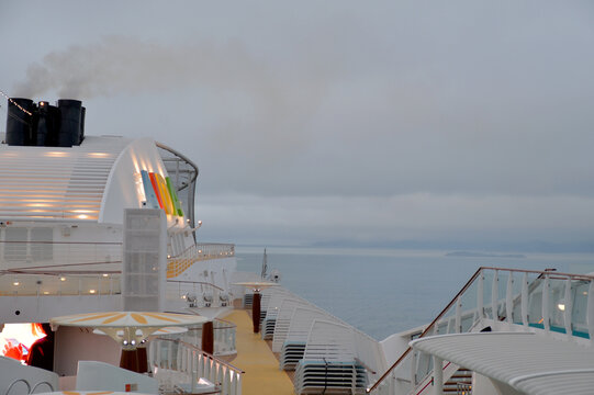 AIDA Kreuzfahrtschiff im Hafen von Eidfjord, Norwegen. Editorial-Aufnahme eines Kreuzfahrtschiffs im norwegischen Fjord mit Deckansicht und maritimer Reisestimmung. Vestland Norway