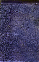 Purple pebbledash wall texture with weathered mossy coping © Mariia