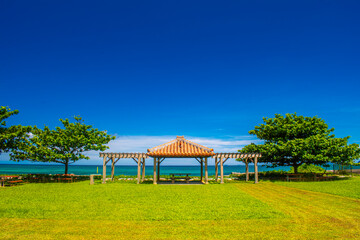 沖縄県国頭村にある海の見える広場と東屋 © kintomo
