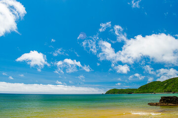 沖縄県東村のエメラルドグリーンの海と青空 © kintomo