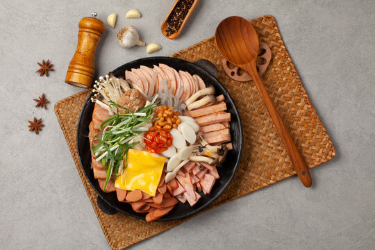 부대찌개는 햄, 소시지 따위를 재료로 하여 끓인 찌개. 예전에, 미군 부대에서 나온 고기로 찌개를 끓였던 데에서 유래한다.
Budae-jjigae is a stew made with ingredients such as ham and sausage. It originated from the practice of making stew using meat obt