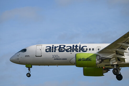 Avion a l'atterrissage a Brussels Airport Air Baltic 100 eme exemplaire