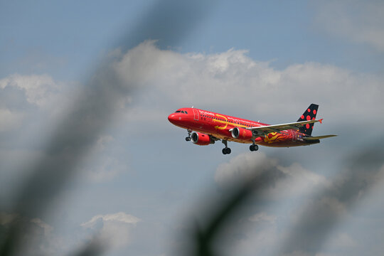 Avion a l'atterrissage a Brussels Airport Brussels Airlines special red devils