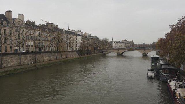 Seine river on &Icirc;le de la Cit&eacute;, Paris