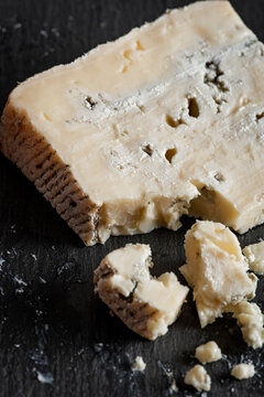 Stracchino vecchio or gorgonzola.