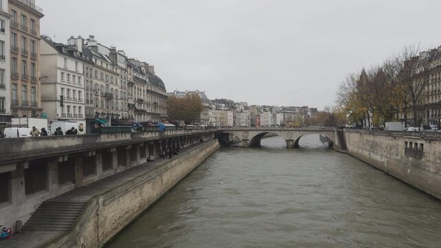 Seine river on &Icirc;le de la Cit&eacute;, Paris