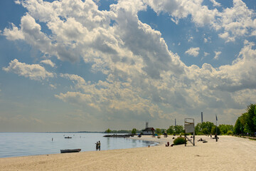 Obraz premium Beachgoers under dramatic summer storm clouds