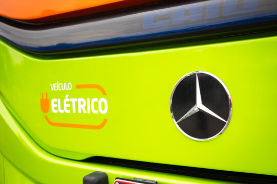 Front view detail of an electric Caio bus with a Mercedes-Benz chassis, featuring a polymer finish, front panel, and electric propulsion visual identification.