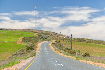 Obraz premium Asphalt road in South Africa surrounded by fields