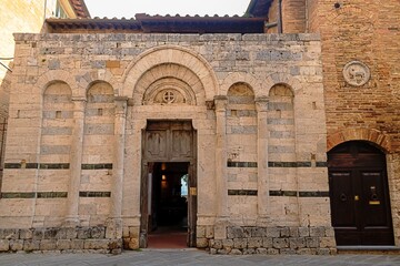 Obraz premium san gimignano, italien - franziskanerkloster