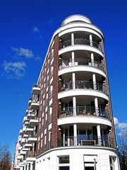 Fototapeta premium berlin, deutschland - hochhaus in prenzlauer berg
