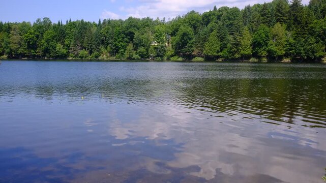 Eau d'un lac en for&ecirc;t, Qu&eacute;bec, Canada. Vacances au Qu&eacute;bec, au Canada	