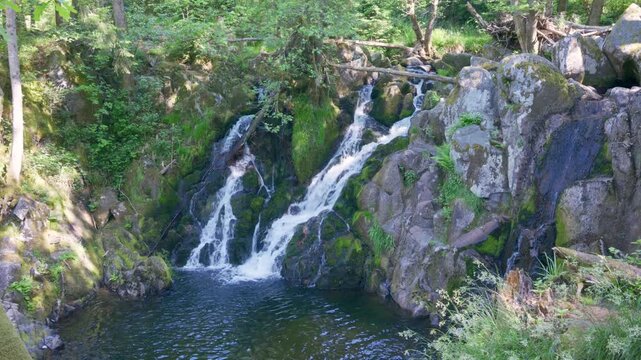 Cascade du Bouchot dans la for&ecirc;t des Vosges - partie haute de la cascade