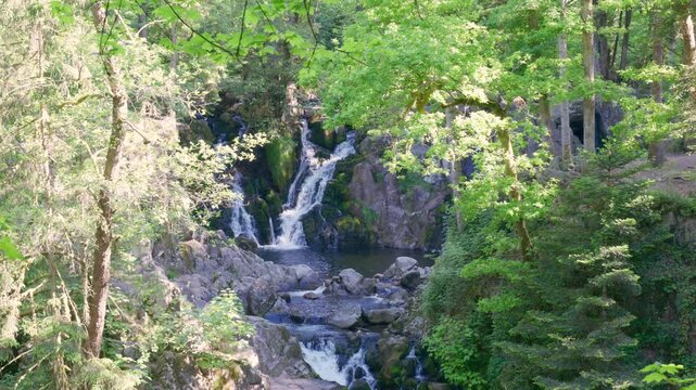 Cascade du Saut du Bouchot dans les Vosges vue &agrave; travers les arbres