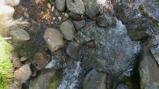 Rivi&egrave;re de montagne et rochers en vue verticale depuis un drone - Rivi&egrave;re le Bouchot dans les Vosges