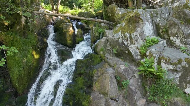 D&eacute;tails film&eacute;s par drone du haut de la cascade du Saut du Bouchot dans les Vosges
