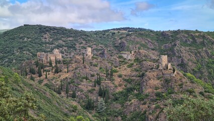 Beau panorama sur le château de Lastours avec ses quatre belles tours depuis la colline d'en face (Montagne Noire, Languedoc) © Arnaud