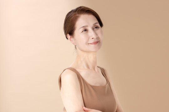 美容　女性　ベージュバック