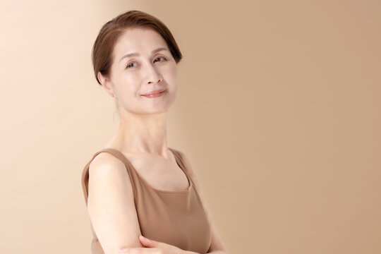 美容　女性　ベージュバック