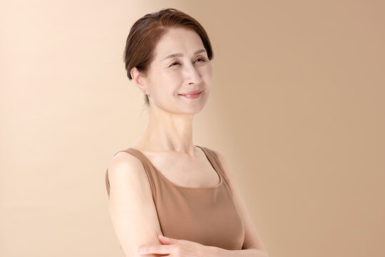美容　女性　ベージュバック