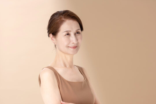 美容　女性　ベージュバック