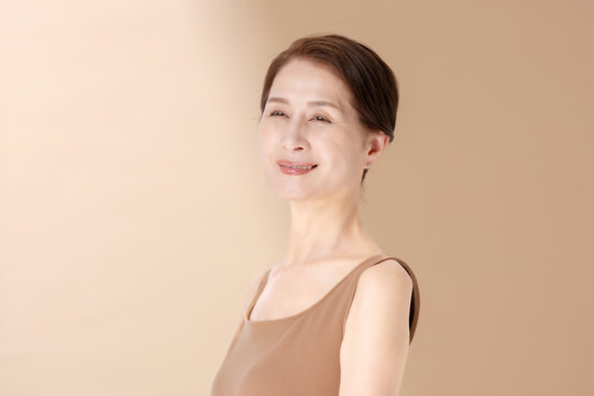 美容　女性　ベージュバック
