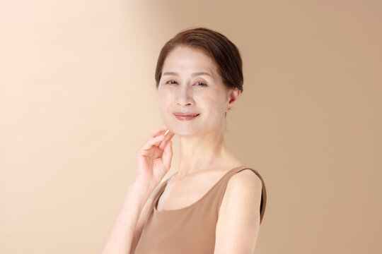 美容　女性　ベージュバック