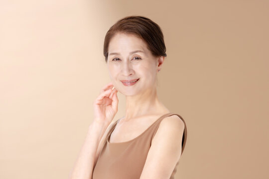 美容　女性　ベージュバック