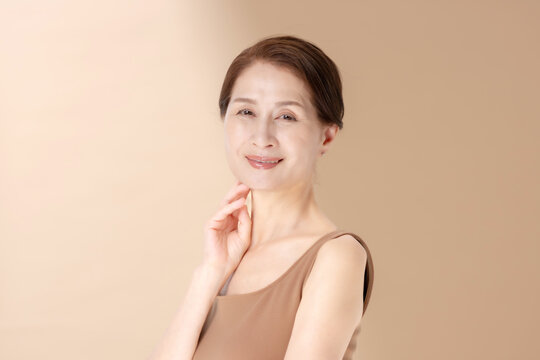 美容　女性　ベージュバック