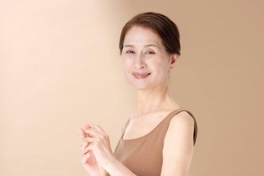 美容　女性　ベージュバック