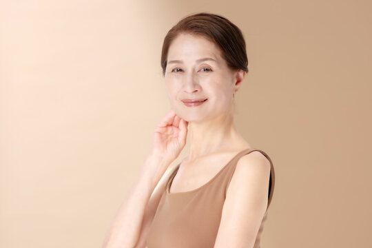 美容　女性　ベージュバック