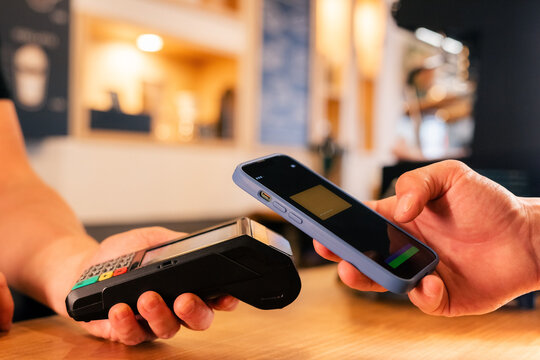 Process of smartphone payment at cafe 
