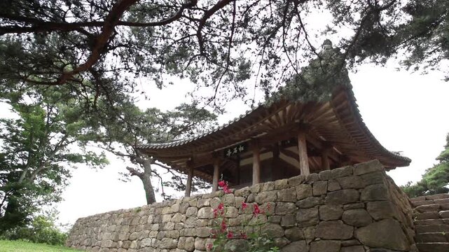 Korea Hwasun Songseokjeong traditional architecture pavilion building wooden structure roof tile stone wall dancheong culture heritage history 대한민국 한국 화순 송석정 전통 건축 한옥 정자 건물 기와 지붕 돌축대 석축 문화재 유산 역사 여행