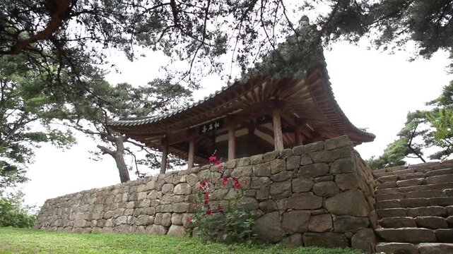 Korea Hwasun Songseokjeong traditional architecture pavilion building wooden structure roof tile stone wall dancheong culture heritage history 대한민국 한국 화순 송석정 전통 건축 한옥 정자 건물 기와 지붕 돌축대 석축 문화재 유산 역사 여행