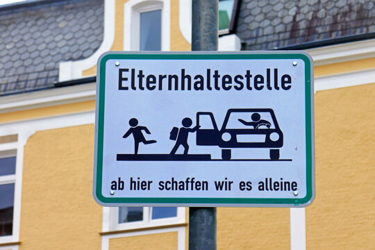 Schild Elternhaltestelle ab hier schaffen wir es alleine
