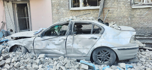 vehicles destroyed in a courtyard of an apartment complex after a Russian rocket attack in Kyiv, July 2, 2026 © drakuliren