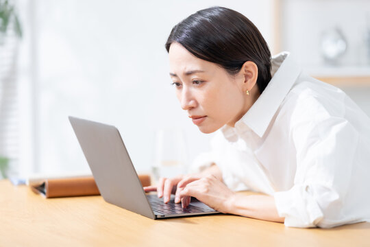パソコンを使う女性
