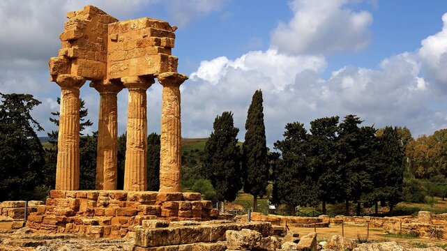 Columns, chapter, entablature, corner of a temple, temple of the Dioscuri, valley of the temples, valle dei templi, Agrigento, Sicily, Italy