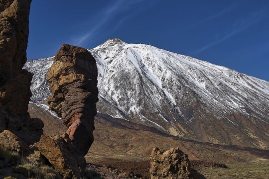 Roques de Garcia, massive rock columns in front of a snow-covered mountain with deep blue sky, Teide National Park, Teide National Park, volcano, volcanism, UNESCO World Heritage Site, Tenerife, Canary Islands, Spain