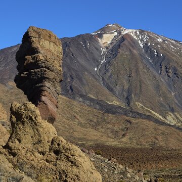 Roques de Garcia, impressive rock formations and the Teide volcano under clear blue sky, Teide, Parque Nacional del Teide, Teide National Park, volcano, volcanism, UNESCO World Heritage Site, Tenerife, Canary Islands, Spain
