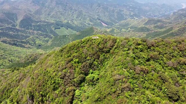 経ヶ岳の山頂のドローン空撮