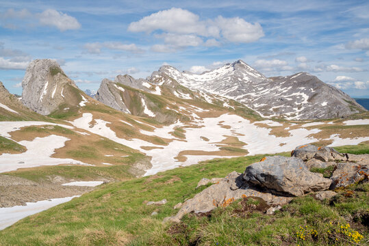 Snow melting on the Sierra de Los Alanos mountain range, Pyrenees National Park (Parc national des Pyrenees), Huesca, Aragon, Spain
