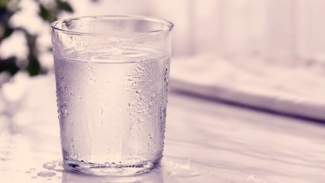 結露したグラスに入った冷たい水 夏の水分補給イメージ