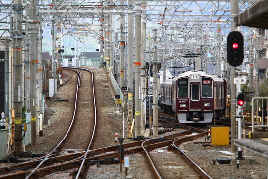 複雑な配線の線路を走行する電車
