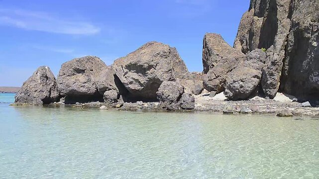 La Paz, Baja California Sur, M&eacute;xico. Playa Balandra: una soleada ma&ntilde;ana de vacaciones de verano con aguas cristalinas y arena blanca, bajo un cielo azul y con monta&ntilde;as al fondo.