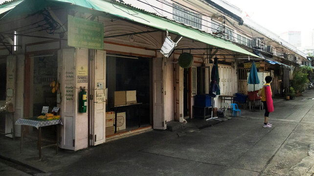View landscape cityscape old town house home in Talat Nang Loeng antique market or Talat Nang Loeng old town bazaar for thai people travelers travel visit eat drink on May 2, 2026 in Bangkok, Thailand