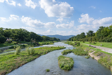 北山大橋からの真夏の賀茂川の眺め © Chiho Oki